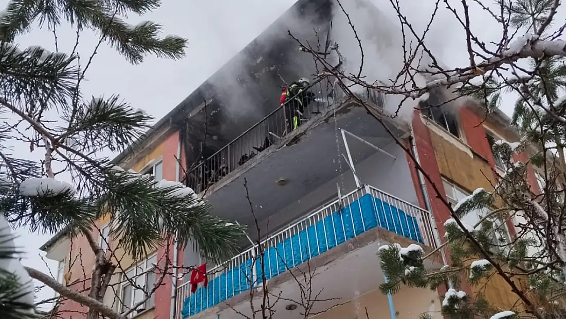 Kayseri’de 3 katlı binada yangın