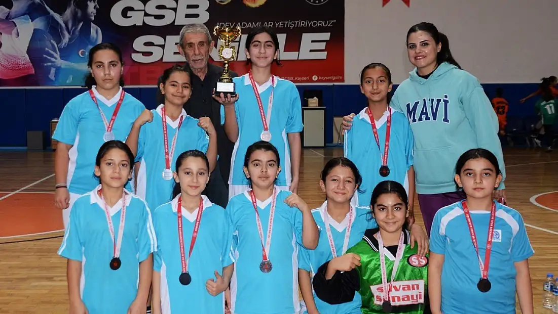 Okul Sporları küçükler hentbol müsabakaları sona erdi