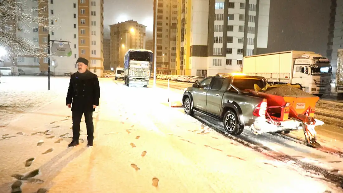 Palancıoğlu gün doğmadan kar mesaisinde