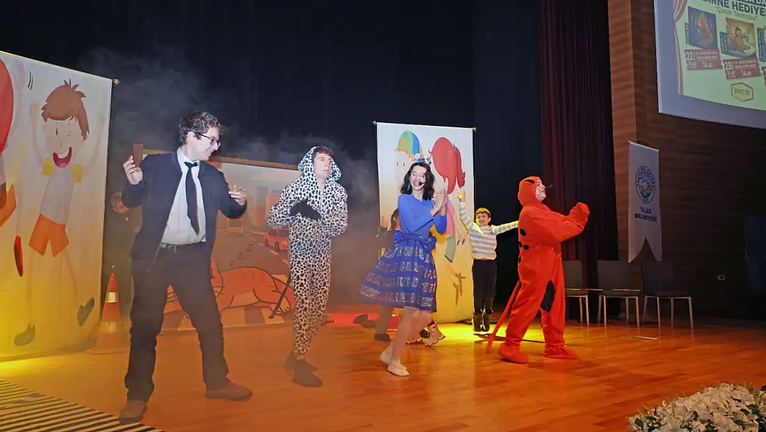 Talas’ta çocuklar tiyatro gösterisi ile eğlendi