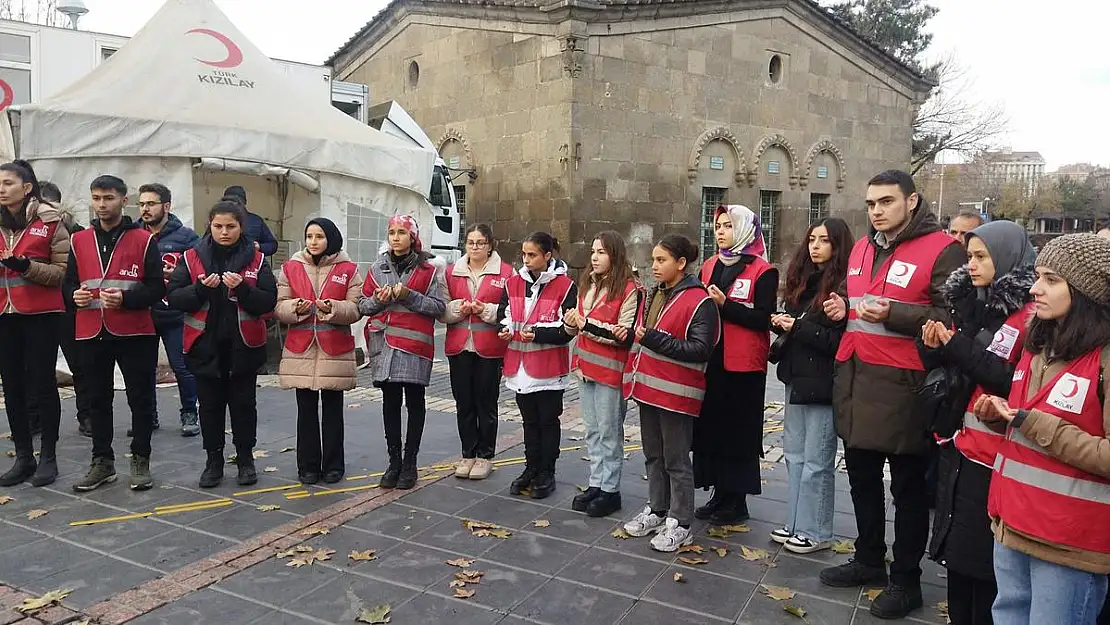 Kızılay gönüllüleri ile bir araya geldi