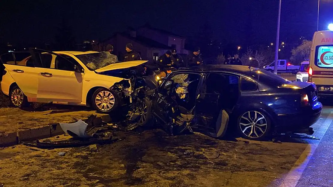 2 otomobil kafa kafaya çarpıştı: 2 ölü, 6 yaralı