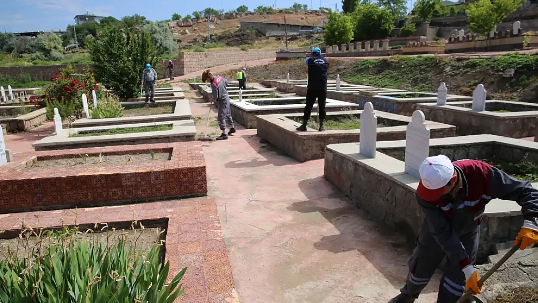 52 mezarlıkta  temizlik ve bakım çalışması devam ediyor'