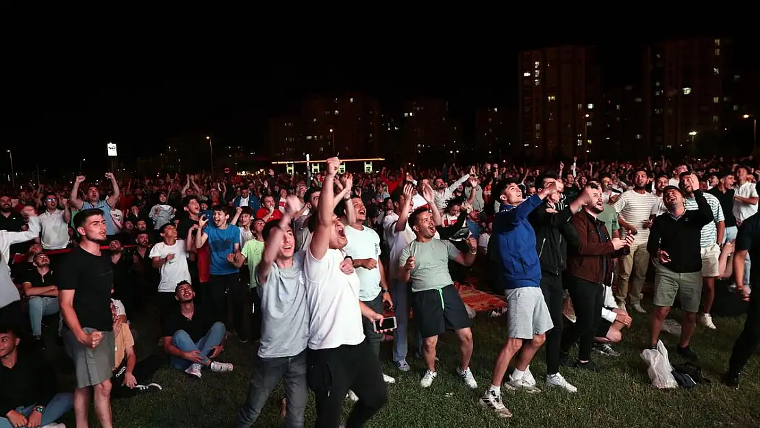 A Milli Takımın çeyrek final coşkusu Millet Bahçesi'nde dev ekranda izlenecek