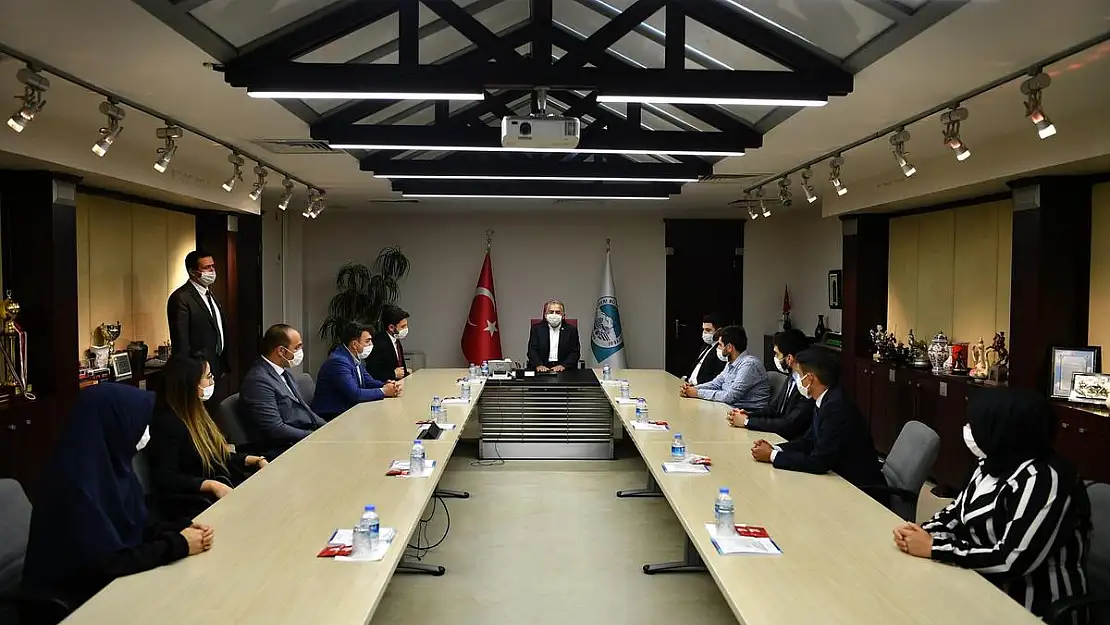 AK PARTİ GENÇLİK KOLLARINDAN BAŞKAN BÜYÜKKILIÇ'A ZİYARET