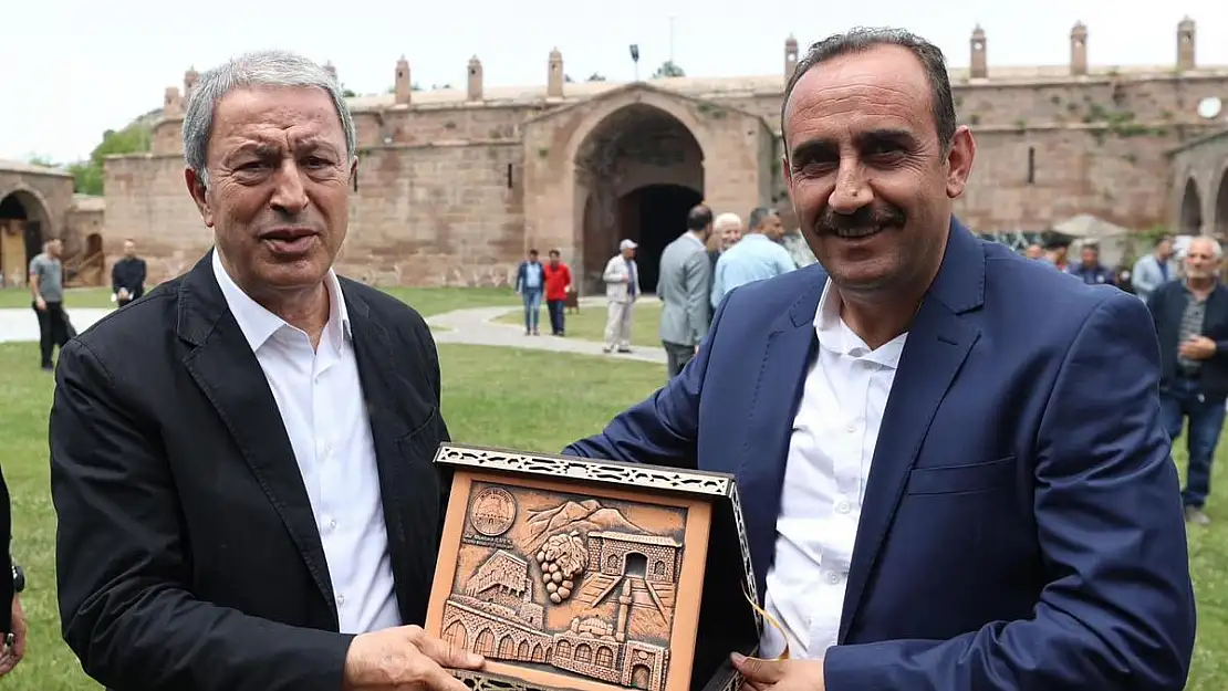 Akar'a, 'fahri İncesulu' plaketi