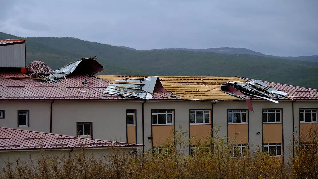 AKDAĞMADENİ'DE  FIRTINA ETKİLİ OLDU