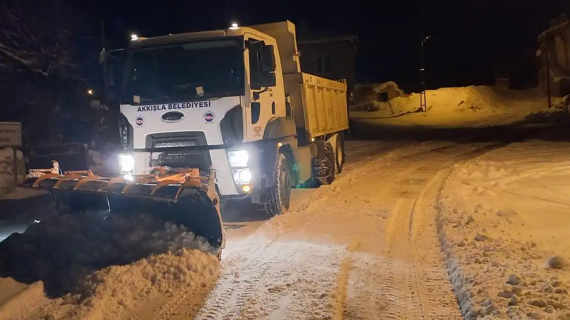 Akkışla'da karla kaplanan yollar açılıyor