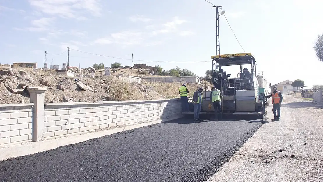 ALTYAPI ÇALIŞMALARI TAMAMLANAN KARAKAYA'DA ASFALT SERİMİ BAŞLADI