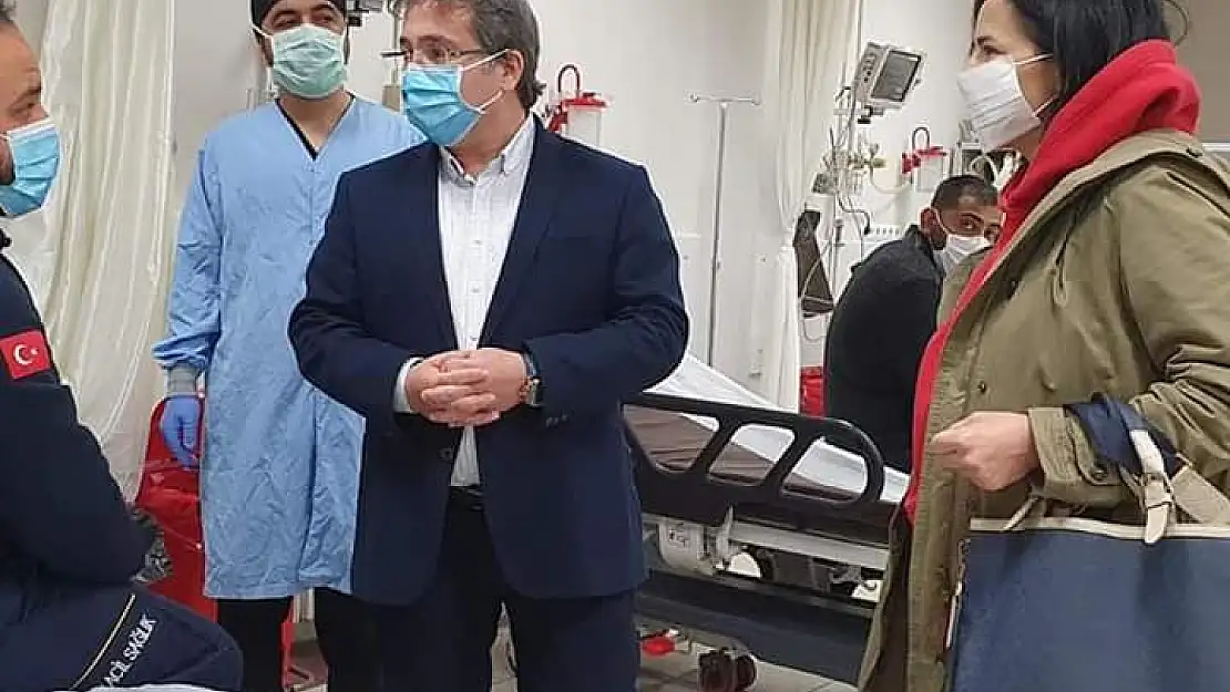 Ambulans devrildi 3 yaralı