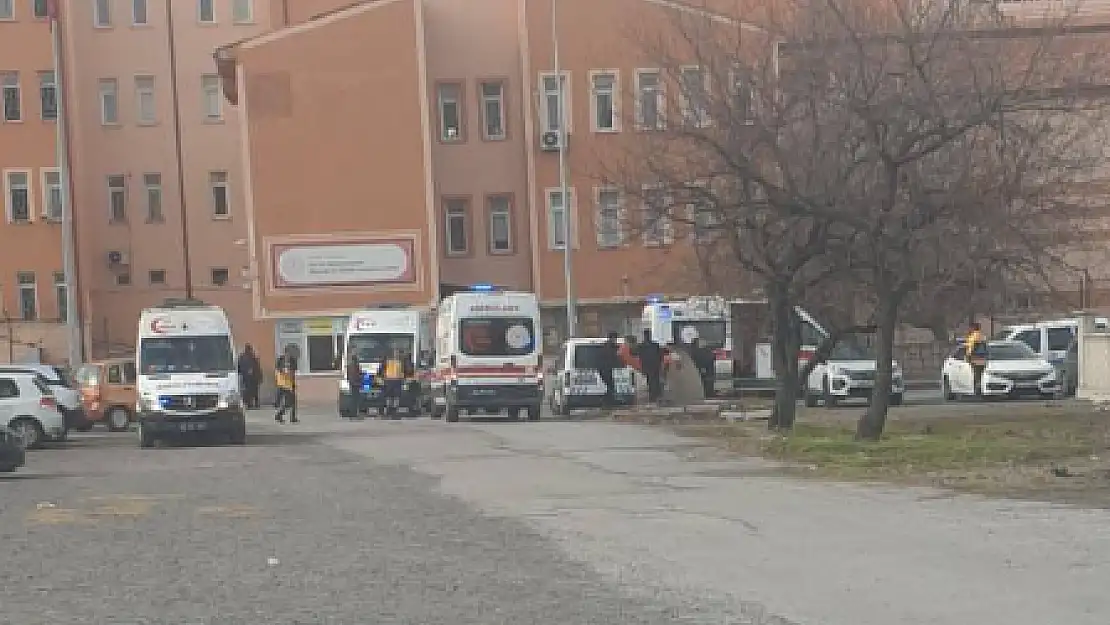 Anadolu Lisesi'ne ambulanslar sevk edildi