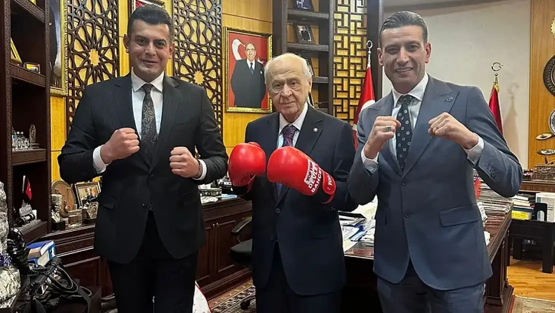 Bahçeli'den boks eldivenli dikkat çeken poz!