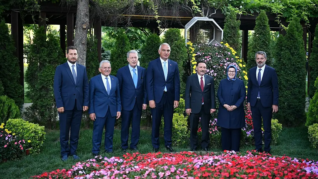 Bakan Ersoy'dan Başkan Büyükkılıç'a Övgü: Kayseri turizmde iddialı