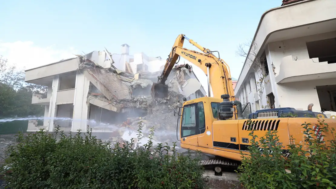 Bakırköy'de riskli binalar yıkıldı