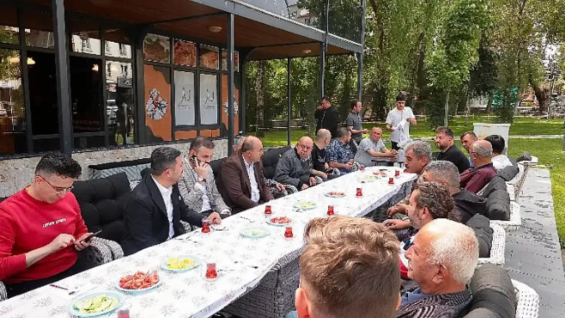 Başkan Arı İstiklal Caddesi'nde esnaflarla bir araya geldi