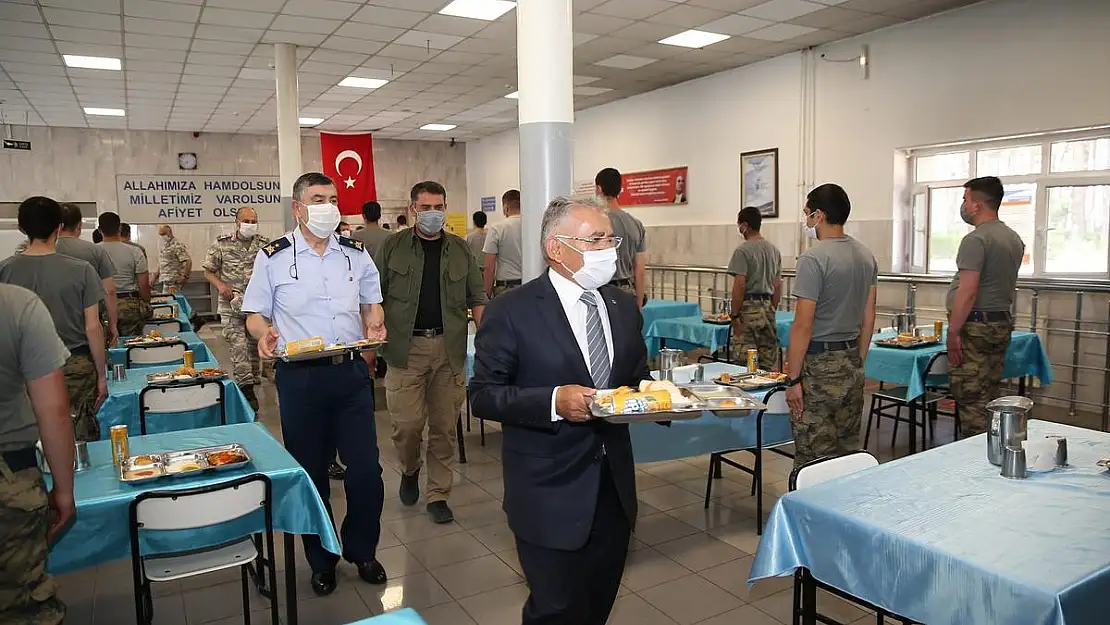 BAŞKAN BÜYÜKKILIÇ ASKER KARAVANASINDA