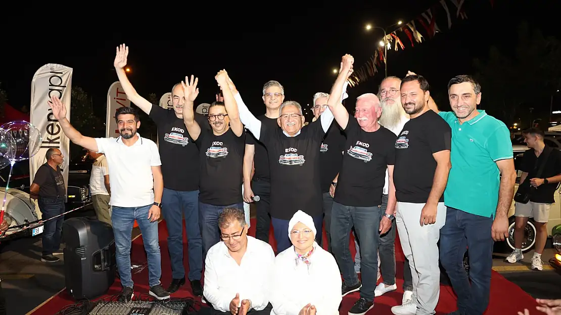 Başkan Büyükkılıç klasik otomobil festivalinde