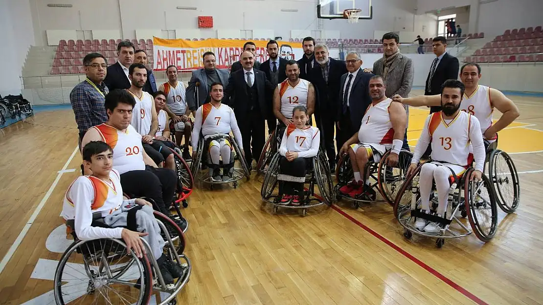 Başkan  Büyükkılıç, TEKERLEKLİ SANDALYE BASKETBOL MAÇINDA