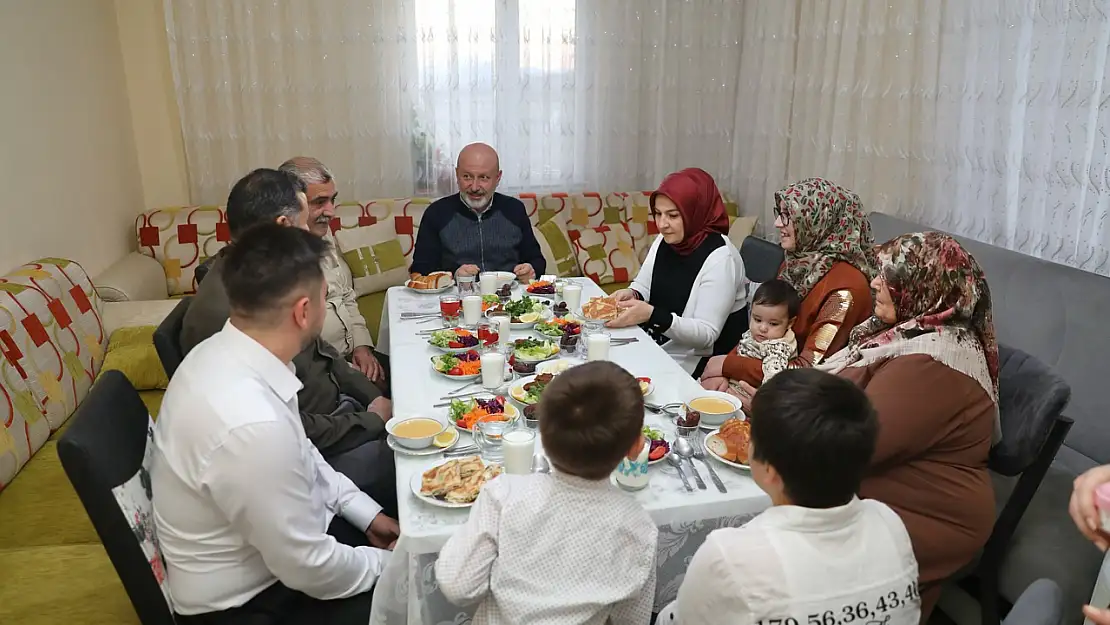 Başkan Çolakbayrakdar çölyaklı ailenin iftar sofrasına konuk oldu