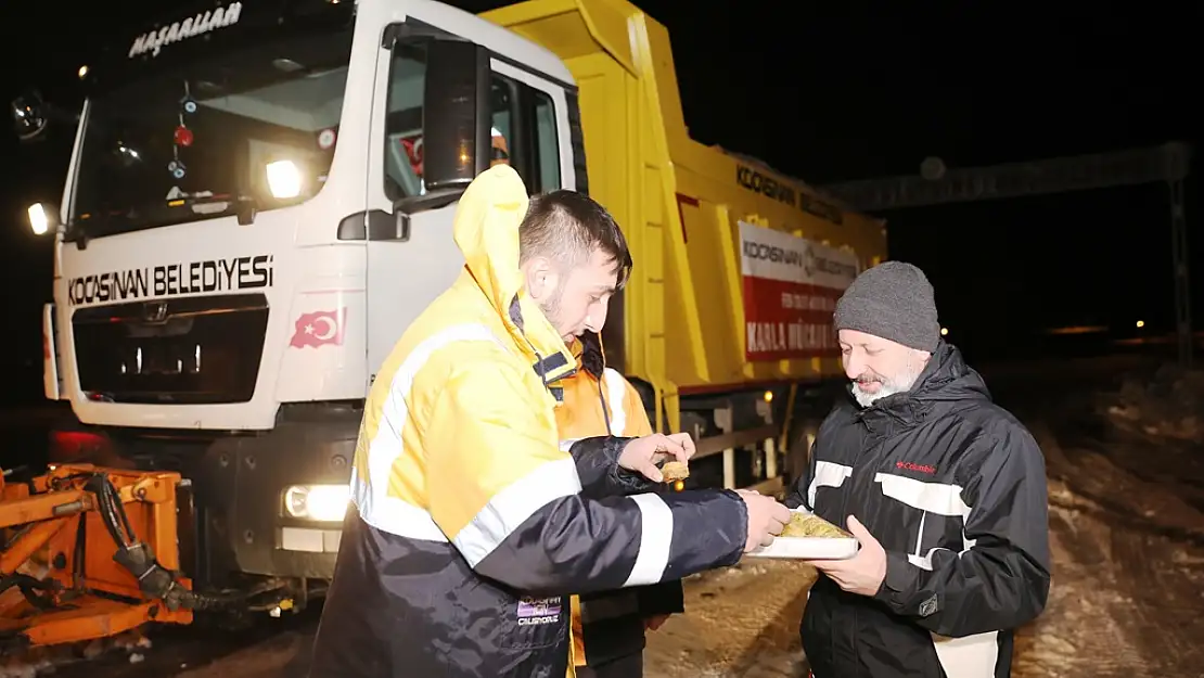 BAŞKAN ÇOLAKBAYRAKDAR'DAN GECE BOYU KAR MESAİSİ