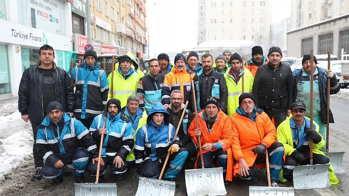 BAŞKAN ÇOLAKBAYRAKDAR, KAR TEMİZLEME ÇALIŞMALARINI İNCELEDİ