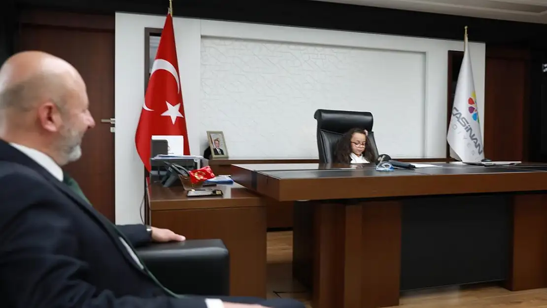 BAŞKAN ÇOLAKBAYRAKDAR, KOLTUĞU ÇOCUKLARA DEVRETTİ