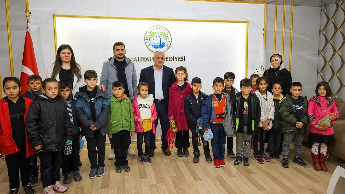 BAŞKAN ESAT ÖZTÜRK KÜÇÜK ÖĞRENCİLERE BELEDİYECİLİĞİ ANLATTI