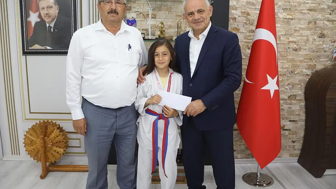 Başkan Öztürk, Taekwondo Şampiyonlarını Ağırladı