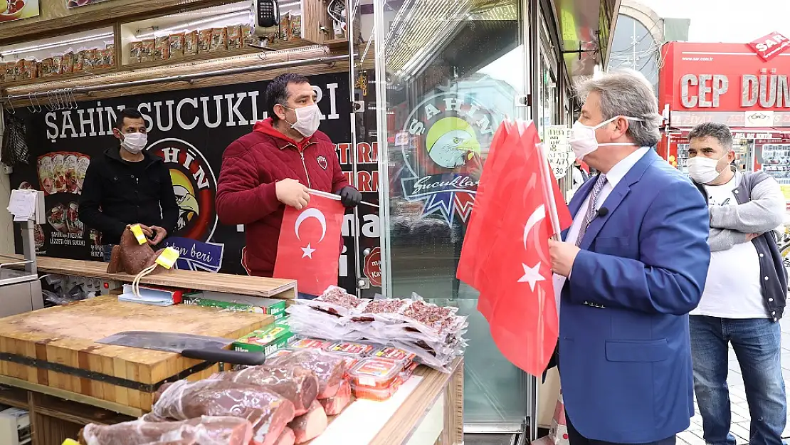 BAŞKAN PALANCIOĞLU, 23 NİSAN İÇİN BAYRAK DAĞITTI