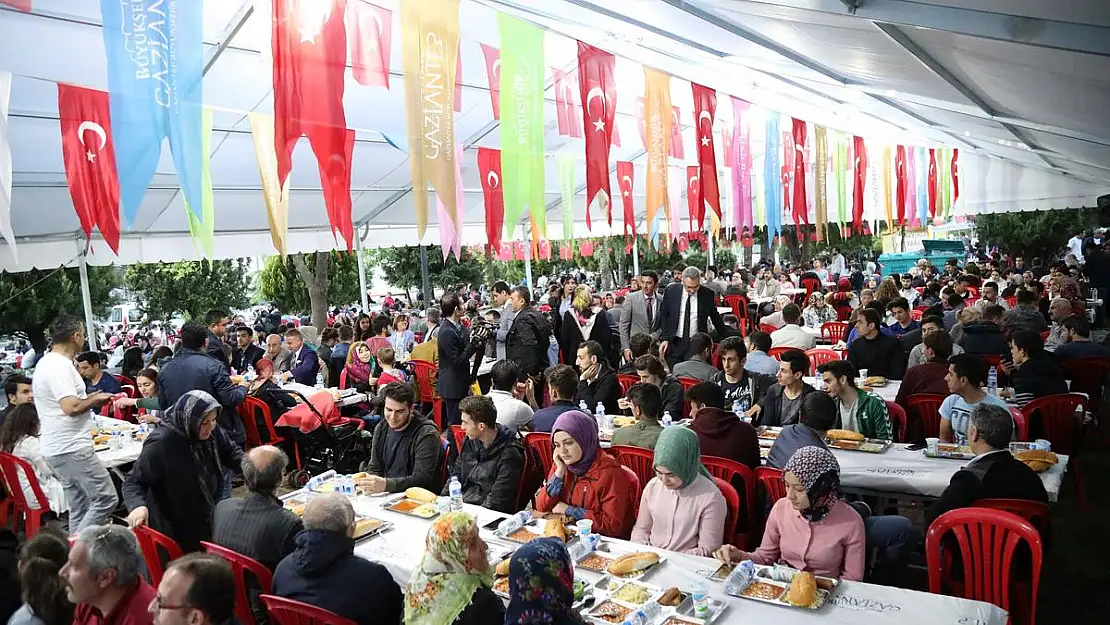 BAŞKAN ŞAHİN, İFTAR ÇADIRINDA ORUCUNU AÇTI