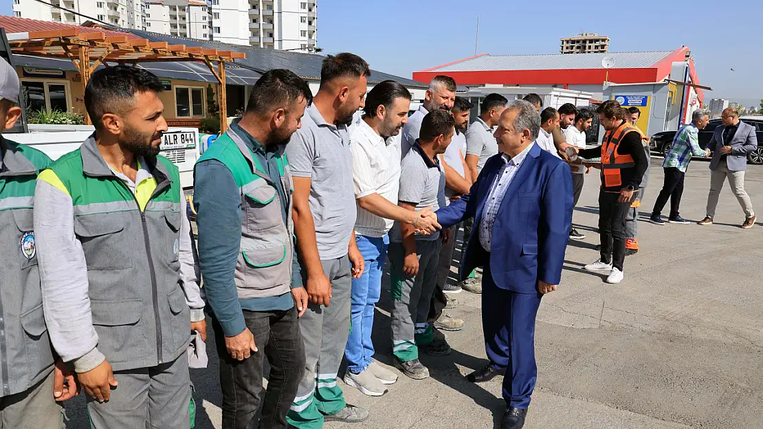 Başkan Yalçın personelle bayramlaştı