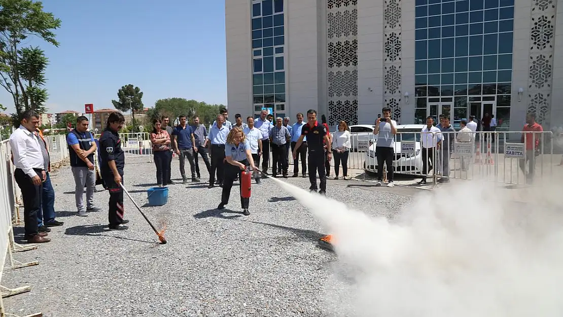 BATTALGAZİ BELEDİYE PERSONELİNE YANGIN SÖNDÜRME EĞİTİMİ