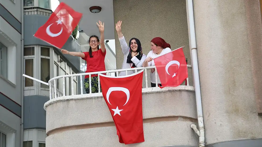 BATTALGAZİ'DE 19 MAYIS COŞKUSU BALKONLARA TAŞINDI