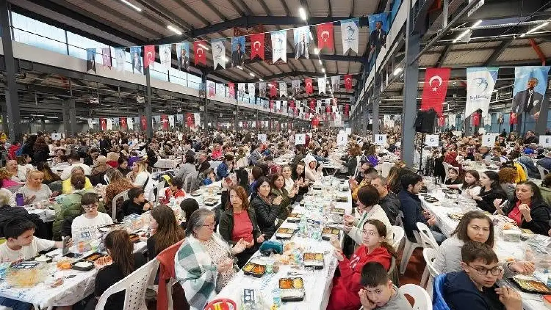 Beylikdüzü'nde binlerce kişi orucunu birlikte açtı