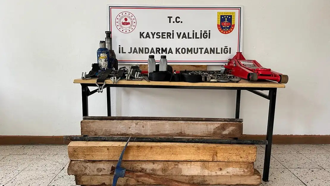 Bünyan'da kaçak kazıya suçüstü baskın: 4 kişi gözaltında