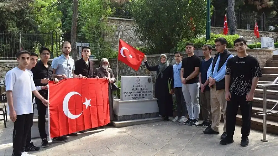 Bursa Yıldırım'da gençlerden şehitlere vefa