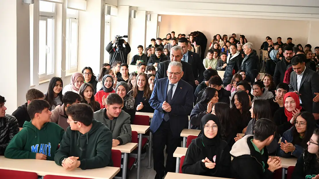 Büyükkılıç, celal bayar lisesi'nde öğrencilerle buluştu