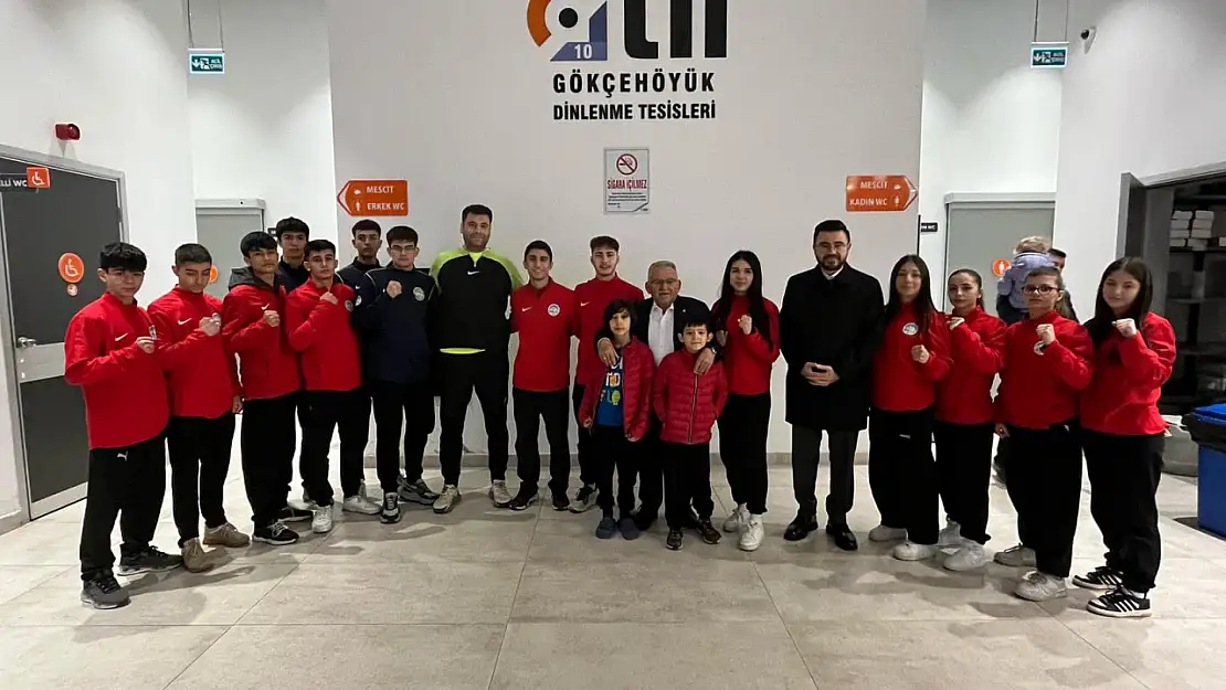 Büyükkılıç'tan sporculara altın tebrik