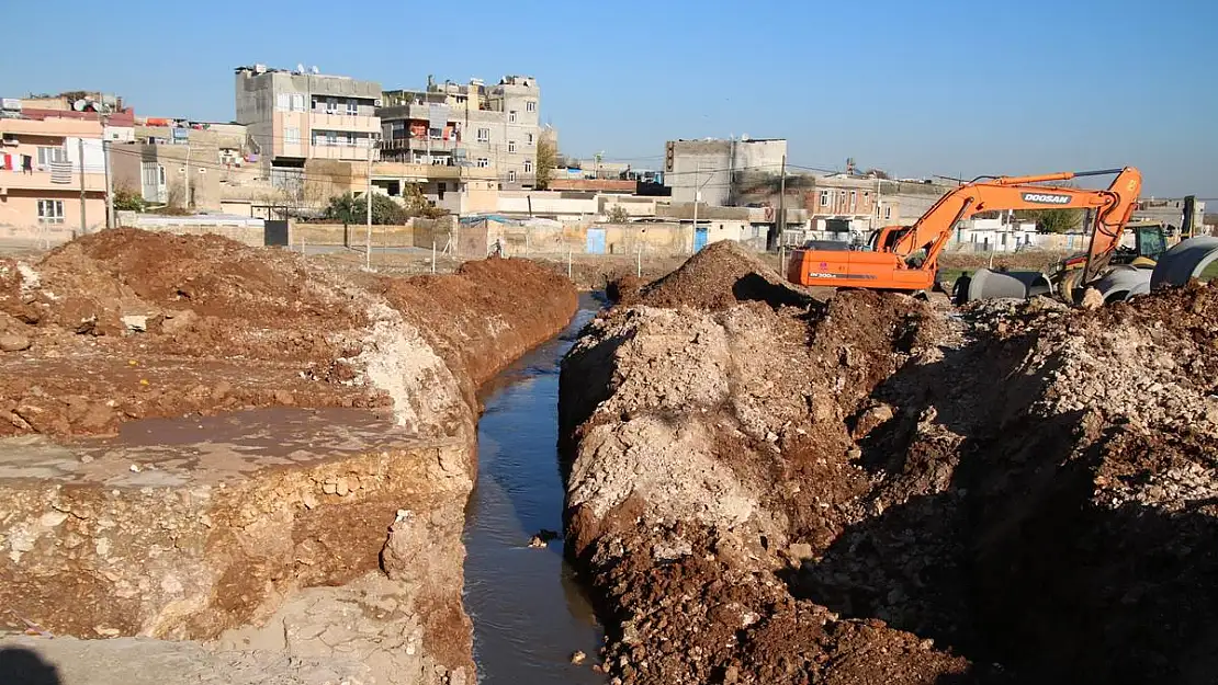 BÜYÜKŞEHİR AKÇAKALE CADDESİNİN ALTYAPISINI GÜÇLENDİRİYOR