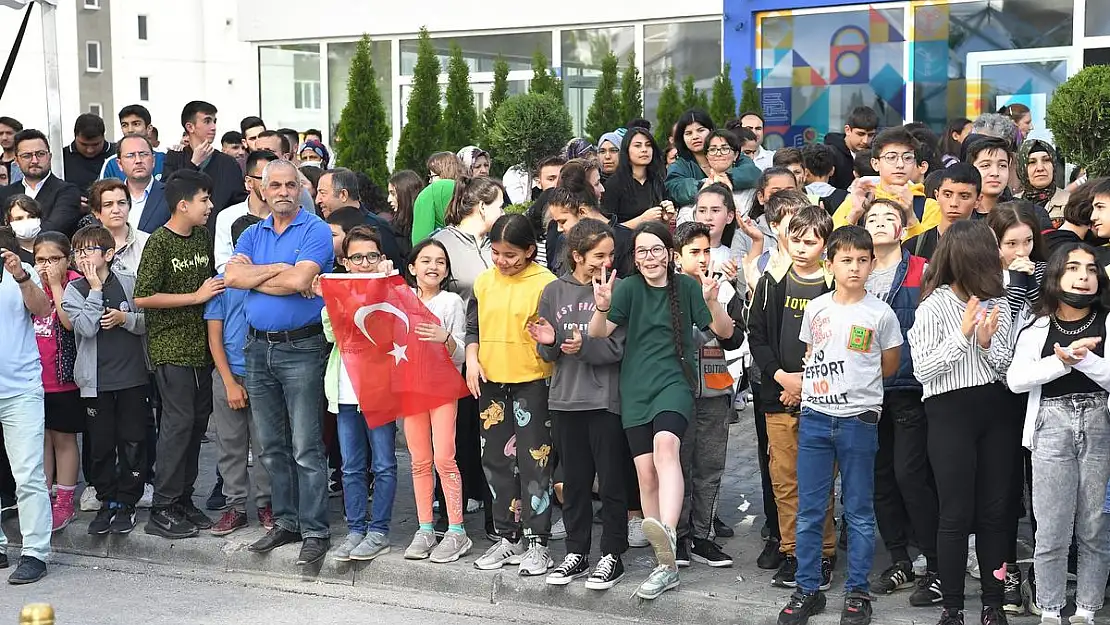 BÜYÜKŞEHİR'DEN ONBİNLERCE KİTAP İLE 'OKUMA AŞKINA' HİZMET