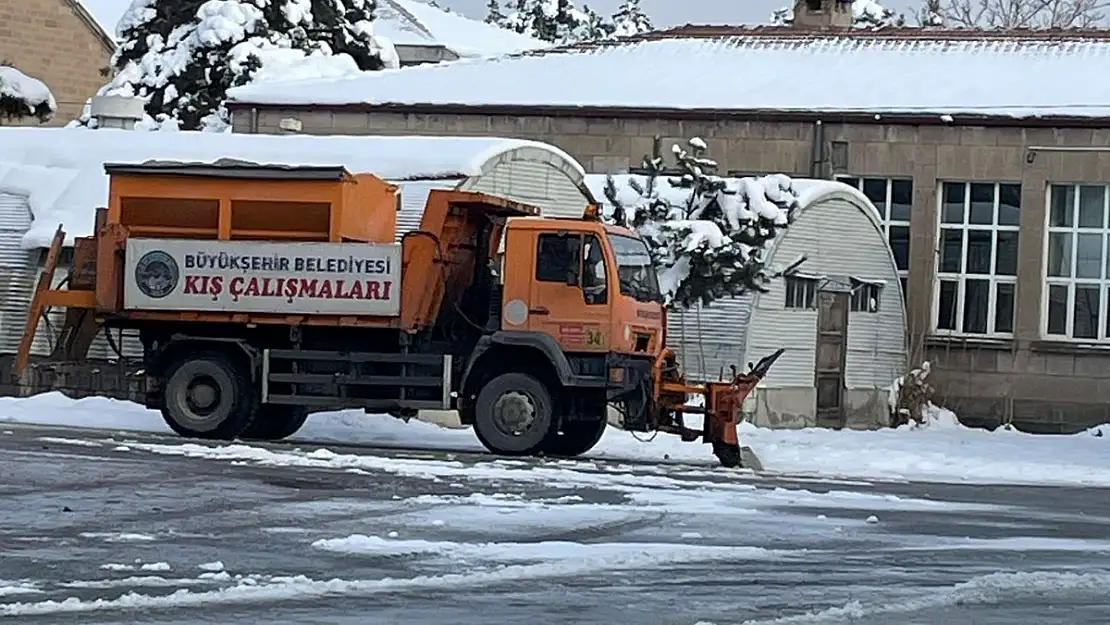 Büyükşehir, Okul Bahçelerini Temizledi