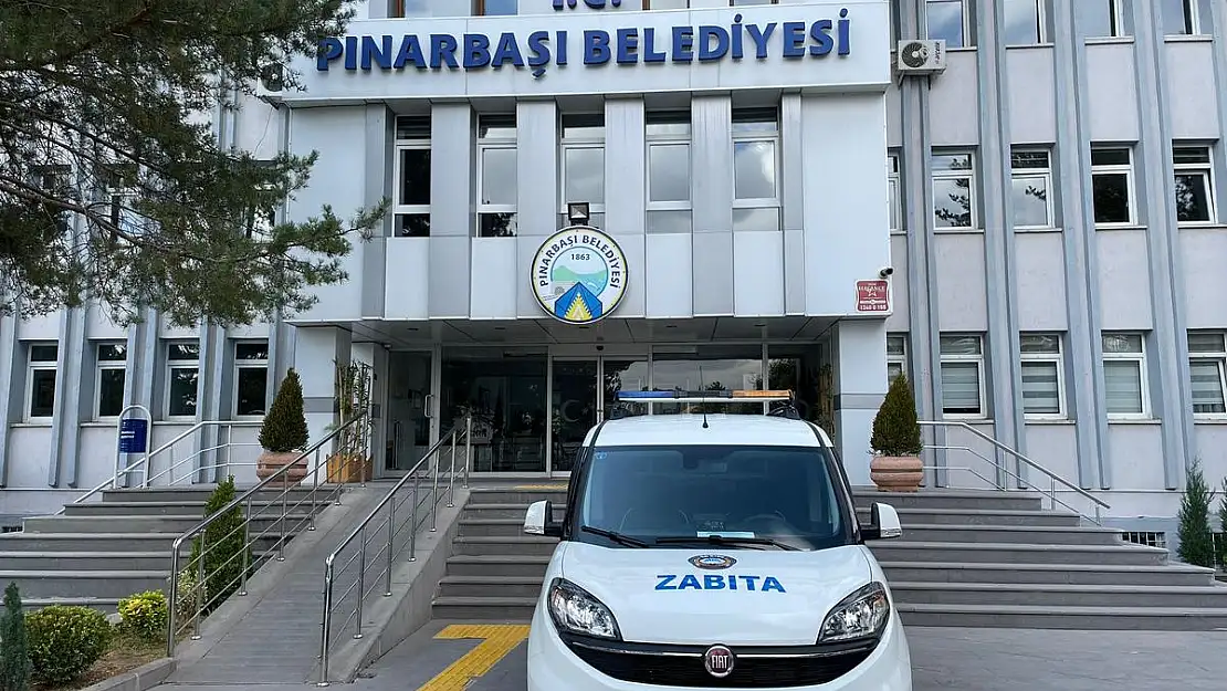 BÜYÜKŞEHİR'DEN PINARBAŞI BELEDİYESİ'NE YENİ ZABITA ARACI DESTEĞİ