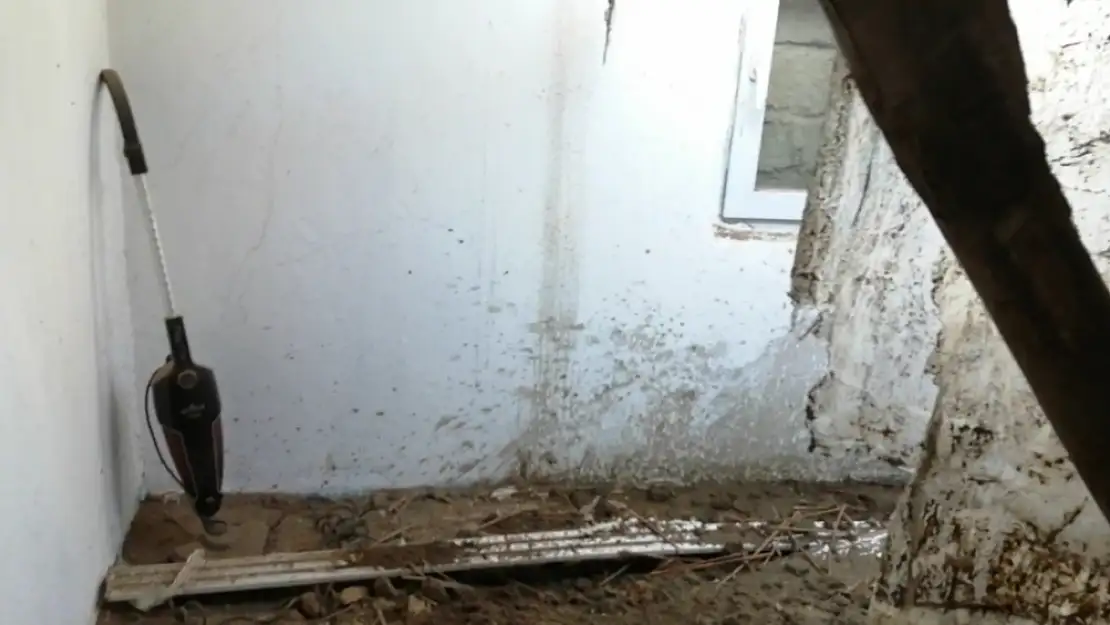 Çatısı yıkılan  evden mucize eseri kurtuldu