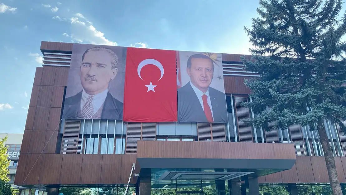 Kayseri Türkiye Yüzyılı için Bayraklarla donatıldı