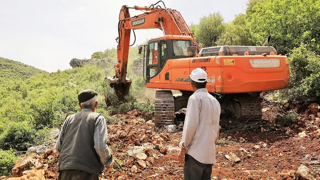 ÇİFTÇİNİN ÜRETİMİ ARAZİ YOLLARI AÇILDIKÇA ARTIYOR