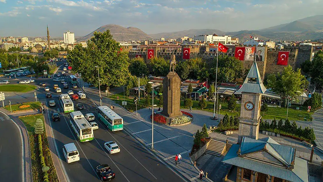 Cumhuriyet Meydanı Kutlamalar Sebebiyle Trafiğe Kapatılacak