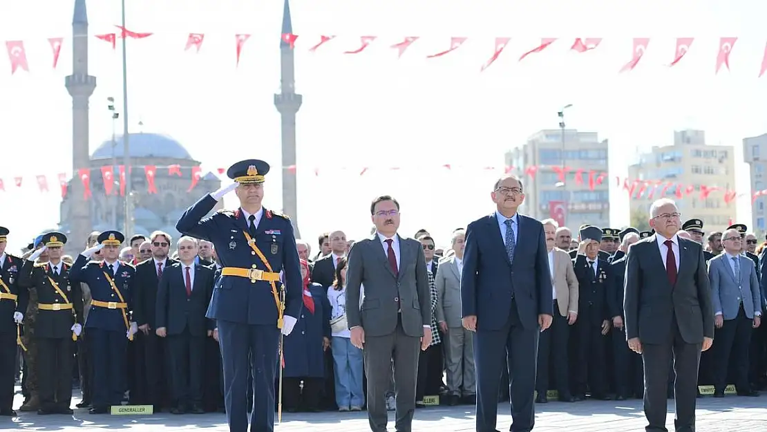 Cumhuriyetin 100'üncü yılı adına çelenk sunumu yapıldı