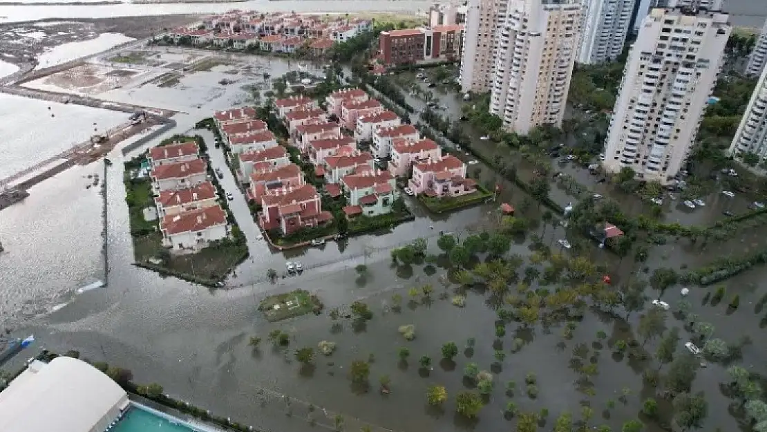 Deniz taştı, İzmir bu hale geldi