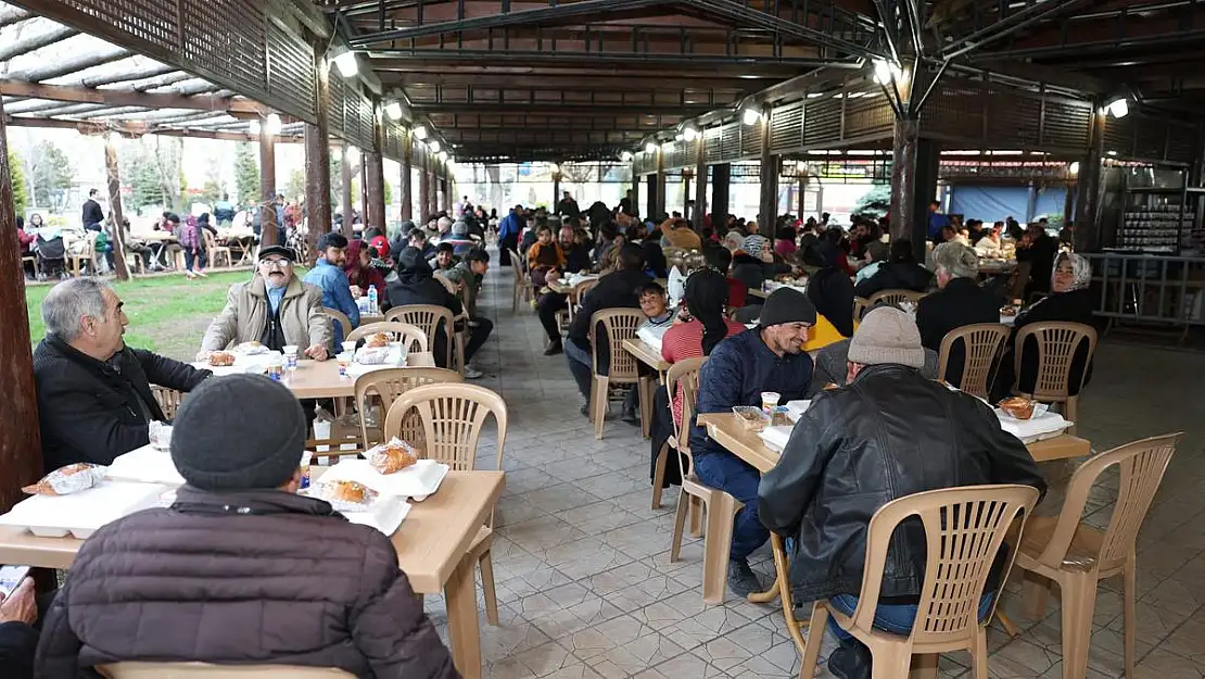 DEPREM BÖLGESİNE DE İFTAR SOFRALARI