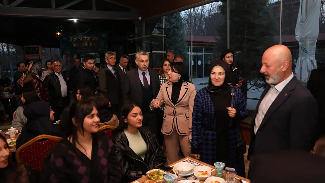 Depremzede öğrenciler ve ailelerle iftar